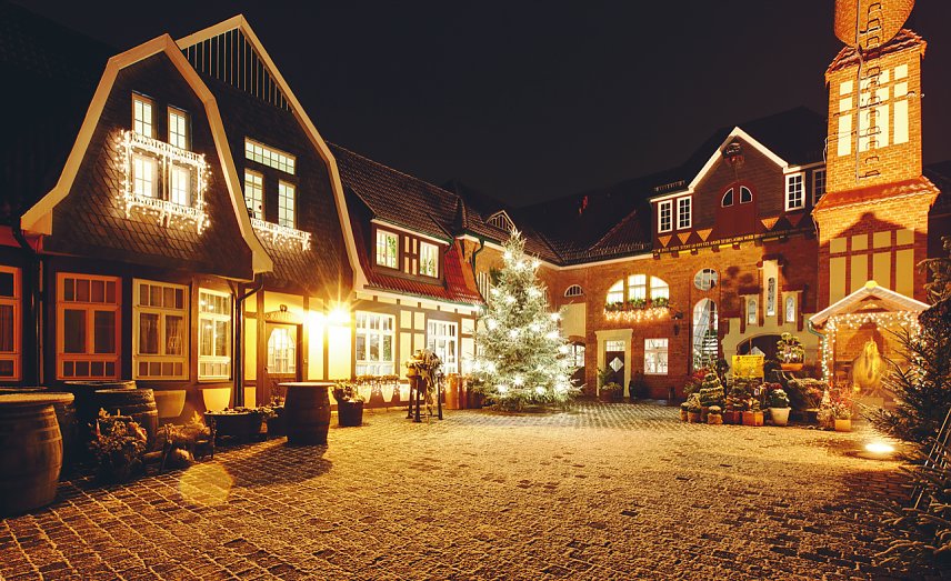 Bild: Der historische Innenhof der Echter Nordh&auml;user Traditionsbrennerei im Lichterglanz