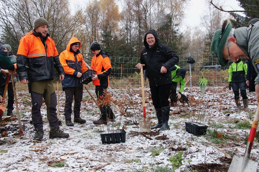 Bild: Bei der ersten Pflanzrunde Ende August war der Boden noch staubtrocken, heute buddelte Th&uuml;ringens Ministerpr&auml;sident Bodo Ramelow im ersten Schnee