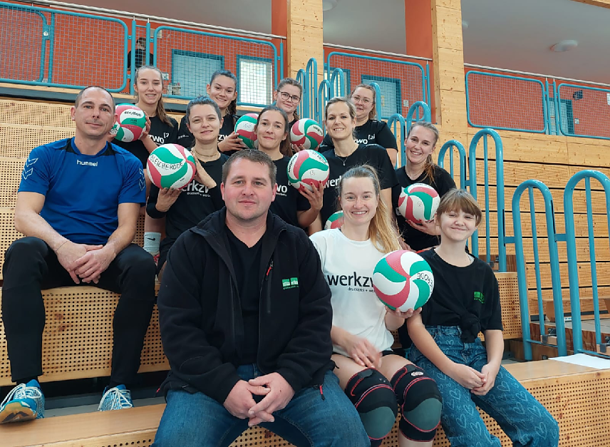 Bild: Freude &uuml;ber einen neuen Sponsoren und gute Manschaftsleistungen bei den Bleicher&ouml;der Volleyballerinnen, als neuer G&ouml;nner durfte Martin Gwiasda auch gleich mit auf's Bild