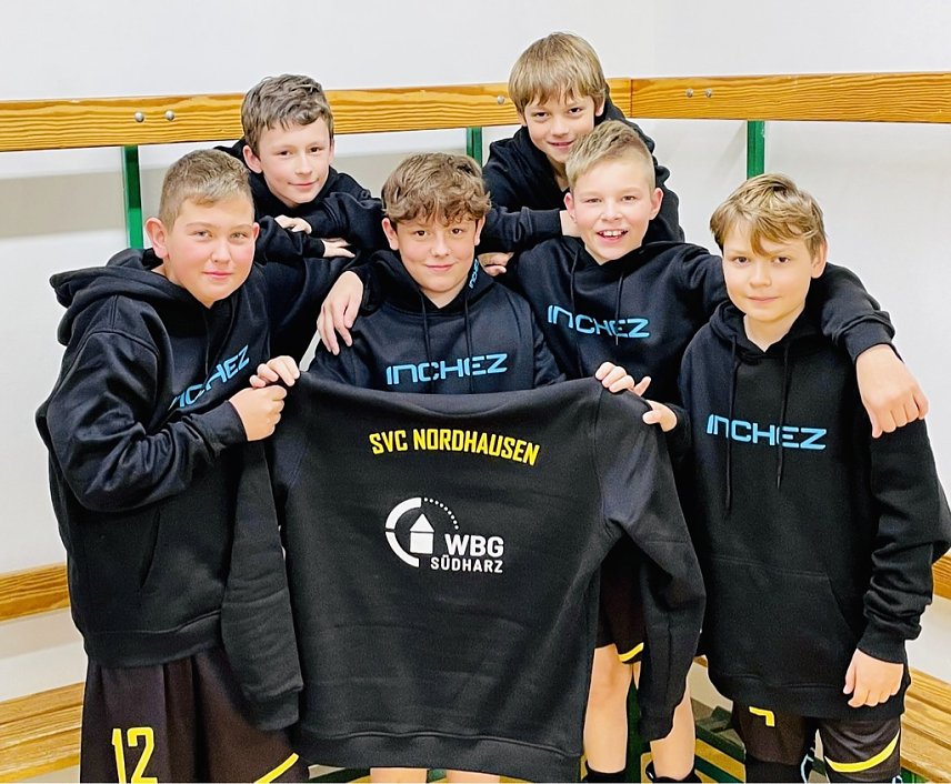 Bild: F&uuml;r den SVC spielten: Noah, Jeremy, Leo, Philipp und Carl. Zur Belohnung gab es vom SVC und der  WBG S&uuml;dharz neu coole Hoodies. Vielen Dank der WBG S&uuml;dharz f&uuml;r die Unterst&uuml;tzung.