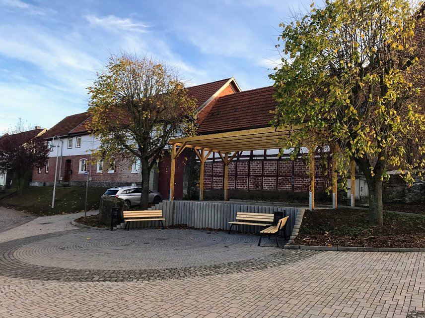Bild: Blick auf die neue B&uuml;hne am neugestalteten Festplatz in Herrmannsacker.