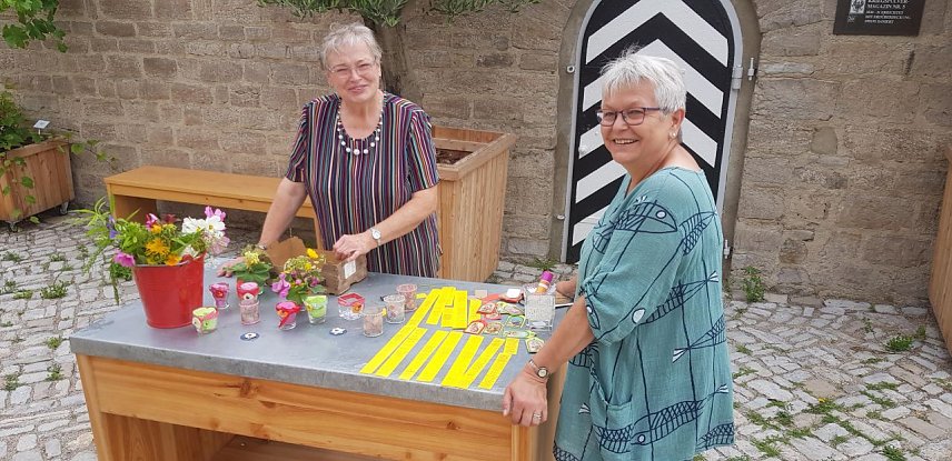 Bild: Erika Herzel (links im Bild mit einer Betreuerin des EKM-Standes) auf der BUGA f&uuml;r ihre Kirche im Einsatz - das Basteln ist eine ihrer Leidenschaften und kam auch hier zum Einsatz