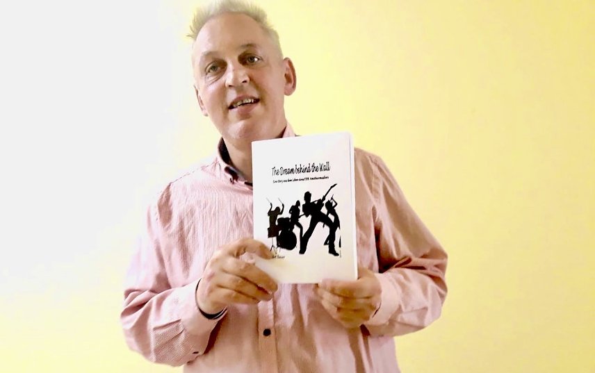 Bild: Andre&acute;Bauer  mit seinem Buch "Dreams behind the Wall" beschreibt seine Erlebnisse als DDR-Amateurmusiker