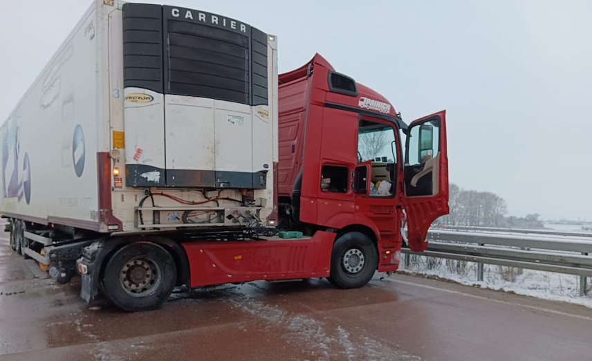 Bild: Gl&auml;tteunfall im Kyffh&auml;userkreis. Sattelzug schlittert in die Leitplanke