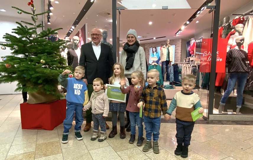 Bild: Torsten Pietzsch und Johanna Lautenbach mit f&uuml;nf "Eichenbergzwergen" aus Petersdorf 