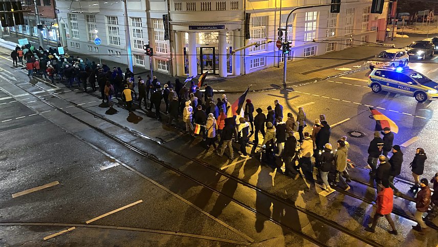 Bild: Gut 300 Menschen protestierten heute gegen die Regierungspolitik
