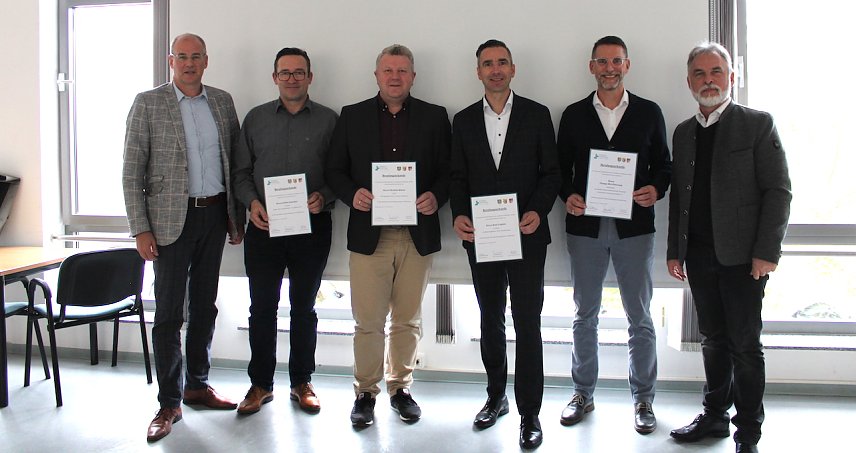 Bild: v.l.n.r.: Landrat Matthias Jendricke, Steffen Sauerbier, Christian B&ouml;duel, Ren&eacute; Leipnitz, Thomas Hirt-Peterseim und Landrat Harald Zanker bei der &Uuml;bergabe der Berufungsurkunden