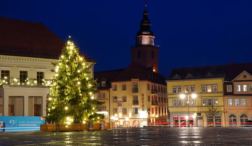Bild: Weihnachtlich geschm&uuml;ckter Marktplatz in Sondershausen