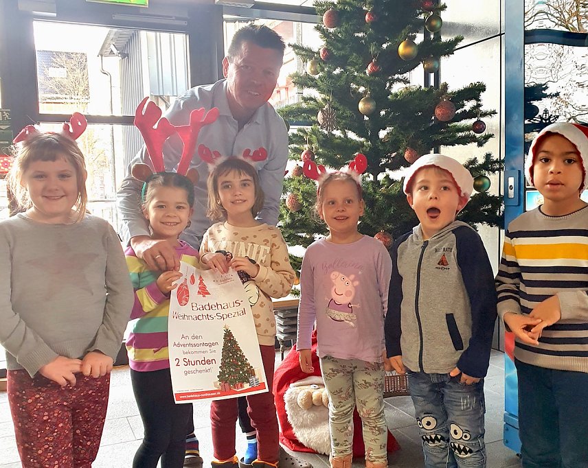 Bild:  Zusammen mit den Kindern der Bienchengruppe des Kindergartens Heringen pr&auml;sentiert Gesch&auml;ftsf&uuml;hrer Jens Eisenschmidt das spezielle Angebot f&uuml;r die kommenden Adventssonntage