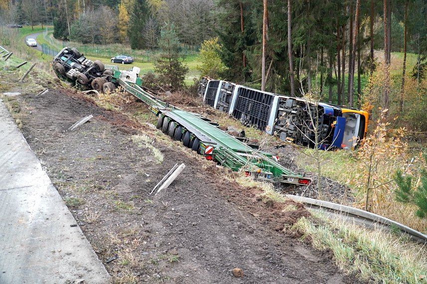 Bild: Verungl&uuml;ckter Schwerlasttransporter hatte eine Stra&szlig;enbahn geladen