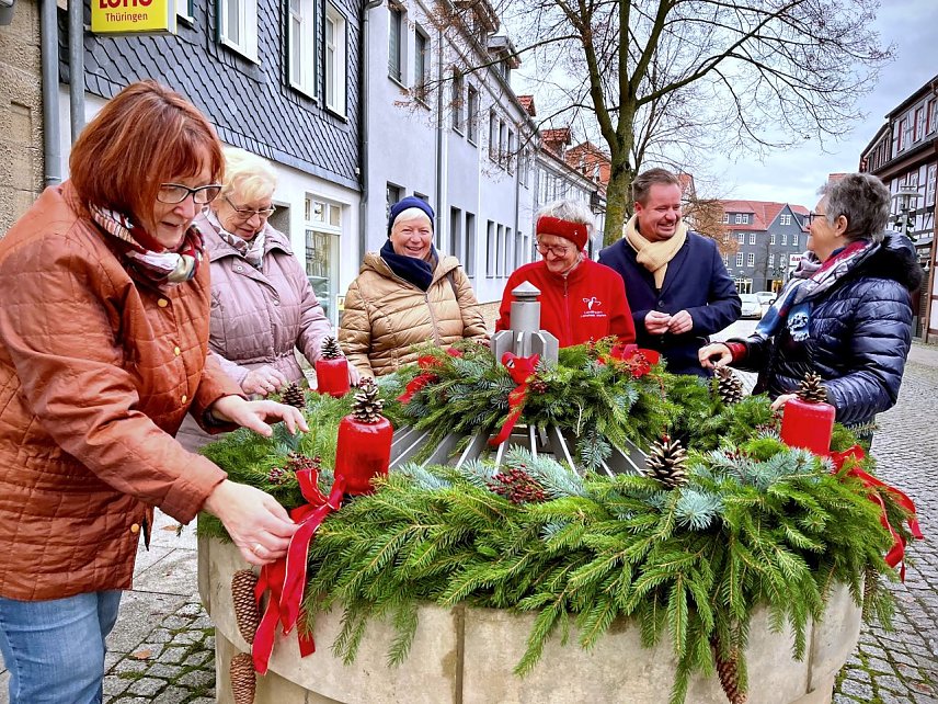 Bild: Weihnachtlich erstrahlt der Brunnen in der Langen Stra&szlig;e in Worbis. An jedem Adventswochenende z&uuml;nden die Landfrauen eine neue Kerze an.  