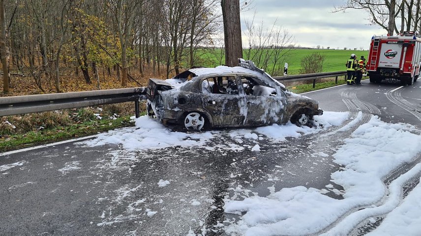 Bild: Ausgebranntes Auto auf der B84