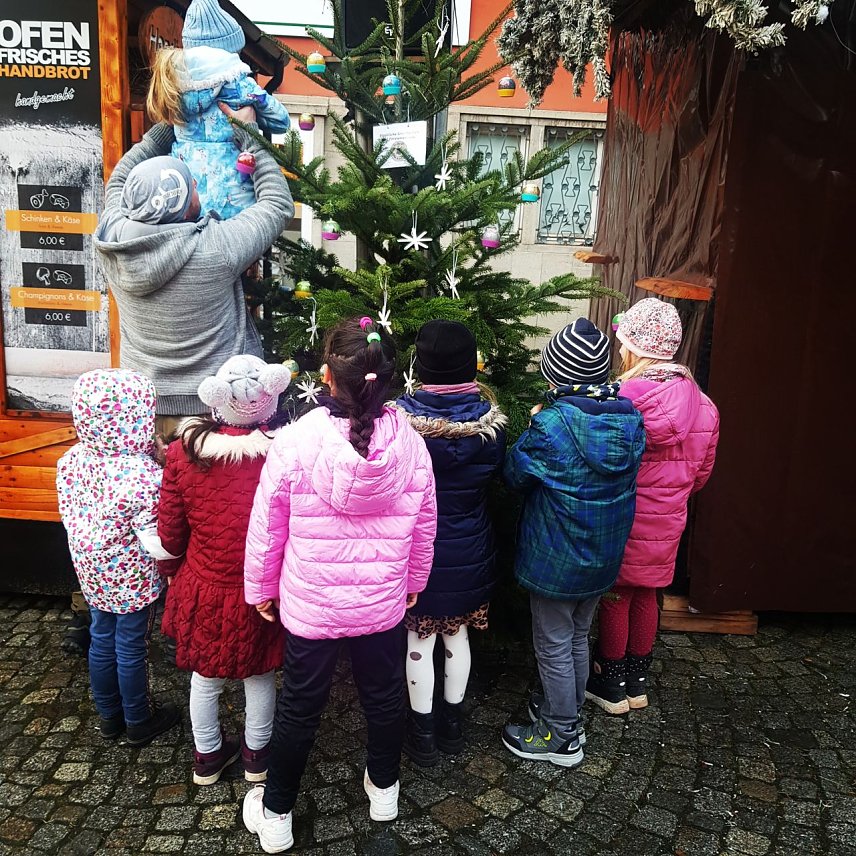 Bild: GS "Am F&ouml;rstemannweg" schm&uuml;ckt Weihnachtsbaum am Rathausplatz
