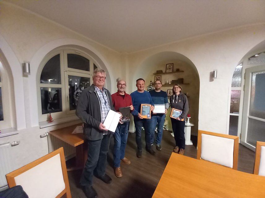 Bild: Hans-J&ouml;rg Bei&szlig;engroll, Klaus Kubelka, Andreas Richter, Claudia Richardt und Stephan Richardt (v.l.) bei der &Uuml;bergabe der neuen Tablets
