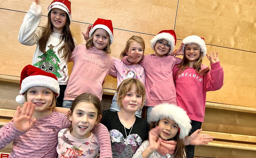 Bild: Die Tanzkinder sind in Neustadt auf dem Weihnachtsmarkt 
