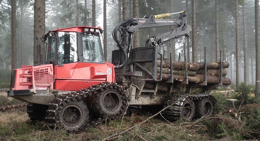 Bild: Moderne Holzr&uuml;ckemaschinen haben zur Bodenschonung hochflexible Fahrwerke. Durch zus&auml;tzliche Moorb&auml;nder wird die Bodenkontaktfl&auml;che gegen&uuml;ber der Einzelbereifung deutlich erh&ouml;ht  