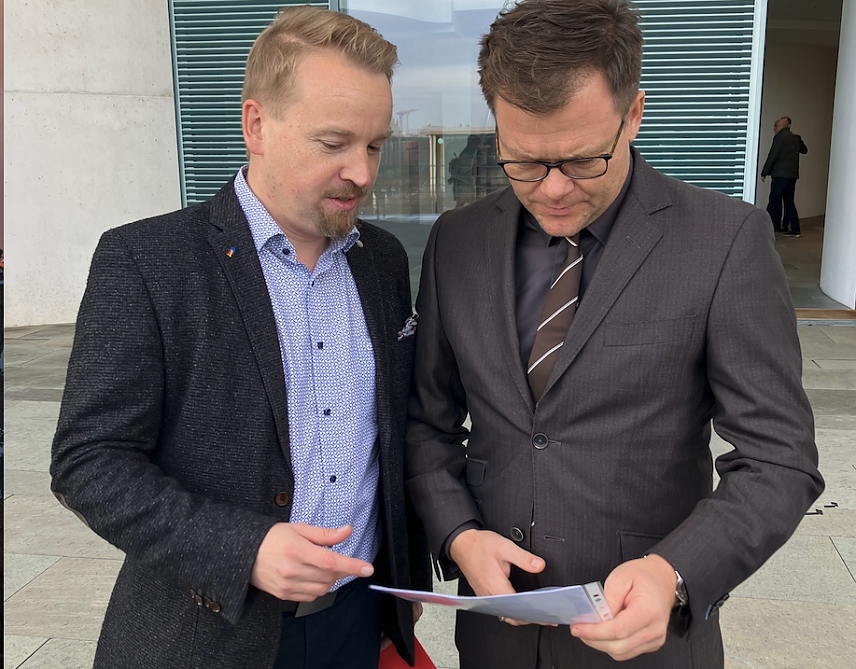 Bild:  Marcel K&uuml;bler, Vorstandsmitglied NUV, bei der &Uuml;bergabe des Forderungskataloges der Nordth&uuml;ringer Wirtschaft an Staatsminister Carsten Schneider im Bundeskanzleramt
