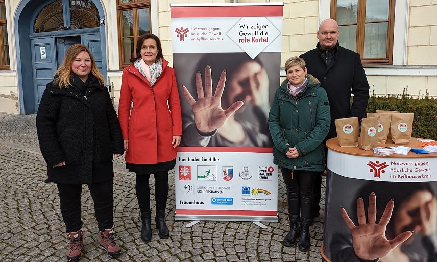 Bild: Gemeinsam gegen h&auml;usliche Gewalt (v.l.n.r.): Constanze Gothe, Antje Hochwind-Schneider, Christin Nowak und Steffen Grimm.