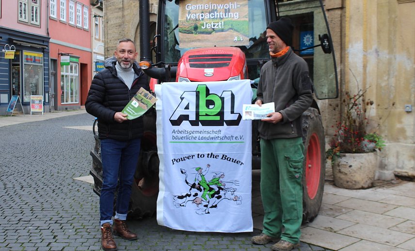 Bild: B&uuml;rgermeister Matthias Reinz und Heiko W&ouml;llert von der AbL bei der &Uuml;bergabe