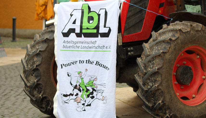 Bild: Die Atbeitsgemeinschaft b&auml;uerliche Landwirtschaft k&auml;mpfte um eine faire Verachtung &ouml;ffentlicher Fl&auml;chen