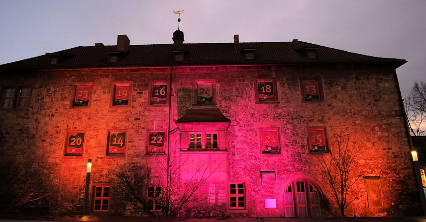 Bild: Ds altehrw&uuml;rdige Rathaus weihnachtliche beleuchtet