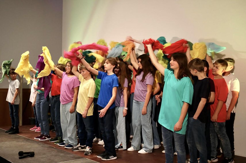 Bild: Polnische und deutsche Sch&uuml;ler in der Stadtbibliothek