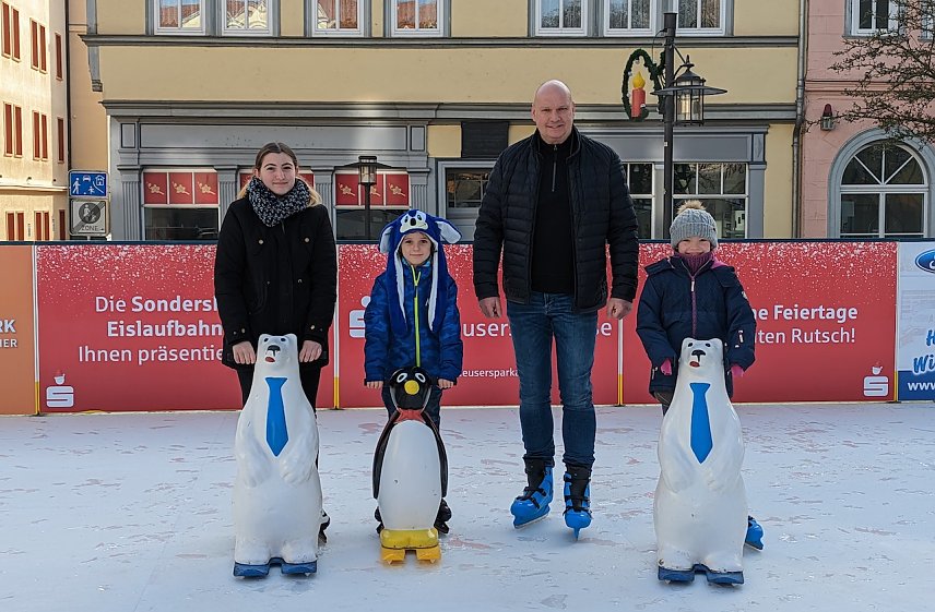 Bild: B&uuml;rgermeister Steffen Grimm er&ouml;ffnete gemeinsam mit Maxi Louise, ihrem Bruder Max Friedrich und mit Lisanne die Eisbahn vor dem Rathaus