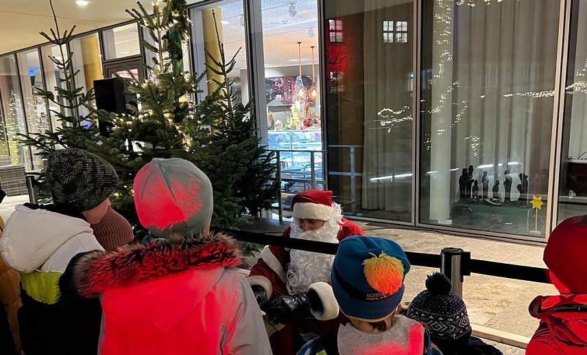 Bild: T&uuml;rchen&ouml;ffnen auf dem Weihnachtsmarkt