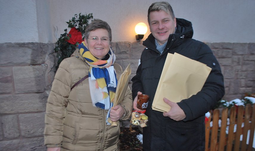 Bild: Weihnachtsmarkt zum 30-j&auml;hrigen Jubil&auml;um der Kindervilla in Bad Frankenhausen. B&uuml;rgermeister Mathias Strejc (re.) und Silvana Sch&auml;ffer, stellvertretende Kreisvorsitzende der CDU Kyffh&auml;userkreis, begr&uuml;&szlig;ten die G&auml;ste