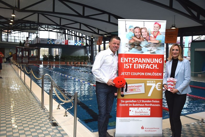 Bild: Badehaus und Kreissparkasse kooperieren wieder