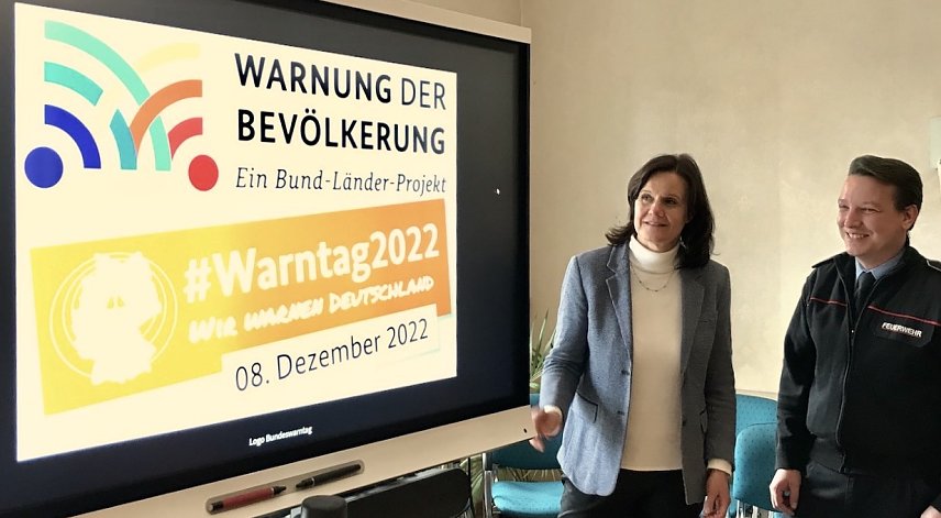 Bild: v.l. Landr&auml;tin Antje Hochwind-Schneider und Kreisbrandinspektor Jonas Weller informieren &uuml;ber den Bundesweiten Warntag 2022