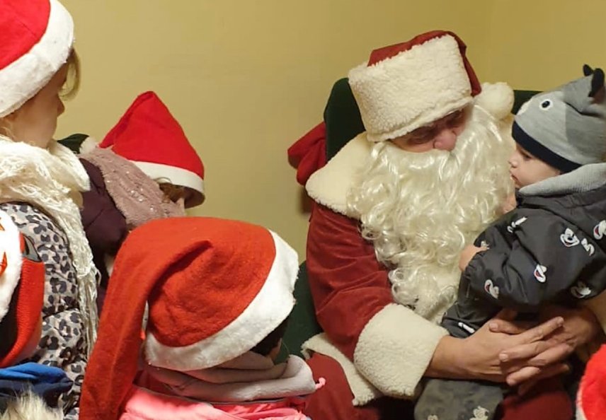 Bild: Die "Bebraspatzen" fuhren mit dem Bus zum Weihnachtsmannb&uuml;ro und gaben dort ihre Wunschzettel beim Weihnachtsmann ab. Dieser nahm sich viel Zeit f&uuml;r die Kleinen. 