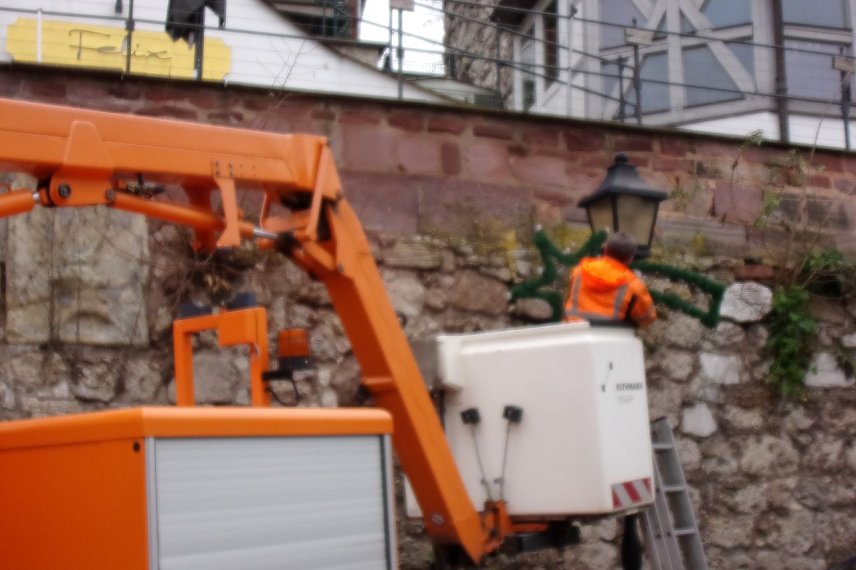 Bild: Hier wird die Weihnachtsbeleuchtung in der Altstadt angebracht