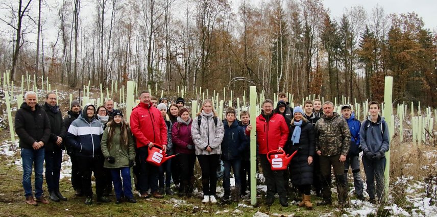 Bild: Viele H&auml;nde, viele B&auml;ume - in Harzrigi wurden durch die Kreissparkasse und die K&auml;the-Kollwitz Regelschule um die 800 neue B&auml;ume gepflanzt