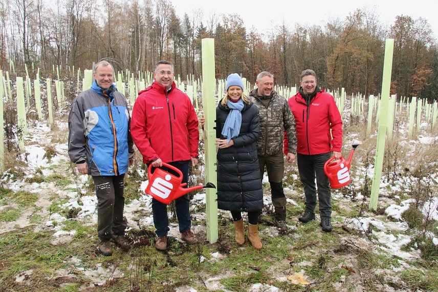 Bild: v.l.: Schulleiter Karsten Spie&szlig;, Sparkassen-Vorstand Jan Oberb&uuml;chler, B&uuml;rgermeisterin Alexandra Rieger, Stadtf&ouml;rster Axel Axt und der Sparkassenchef Thomas Seeber 