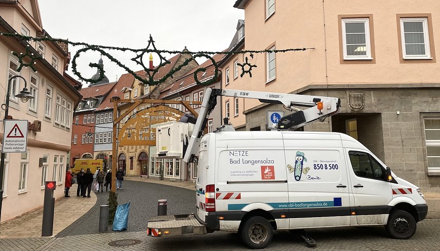 Bild: Die helfenden Gewerke legen letzte Hand an, um einen stimmungsvollen Markt zu garantieren