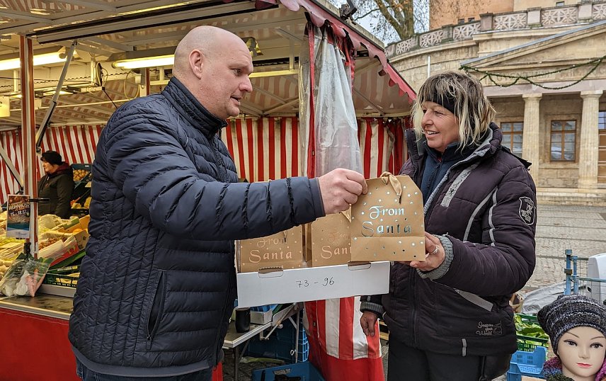 Bild: B&uuml;rgermeister Steffen Grimm &uuml;berraschte heute Morgen alle H&auml;ndler des Wochenmarktes in Sondershausen mit einem kleinen Nikolauspr&auml;sent und zeigte ihnen damit seine Wertsch&auml;tzung