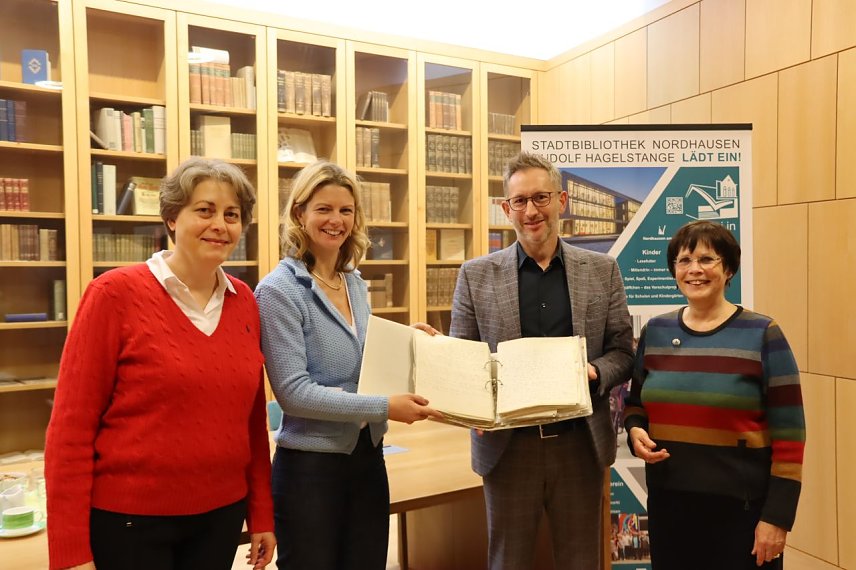 Bild: Die Fielmann AG hat Briefe Rudolf Hagelstanges an die Stadtbibliothek &uuml;bergeben