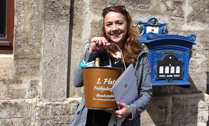 Bild: City-Managerin Sandra Czerniak im Fr&uuml;hjahr bei der Putzaktion um die Troph&auml;e "Goldene Kehrschaufel"