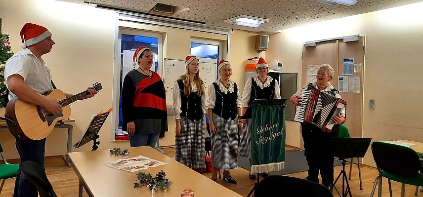 Bild: Die "Bebraer Singv&ouml;gel" erfreuten die Zuh&ouml;rer am Nikolaustag mit ihrem Gesang