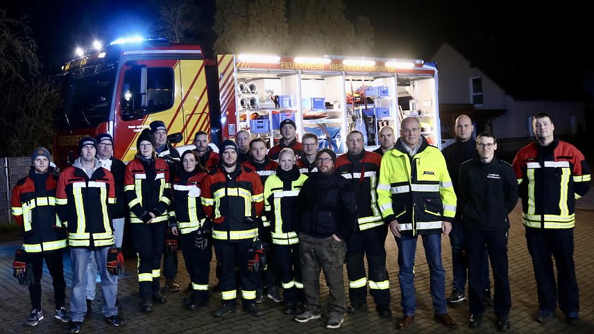 Bild: Die Freiwillige Feuerwehr Niedersachswerfens freut sich &uuml;ber einen neuen Tankwagen. Landrat Jendircke &uuml;berbrachte das gute St&uuml;ck.
