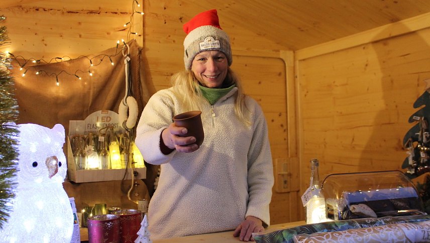 Bild: Viele Angebote locken die Besucher auf den diesj&auml;hrigen Weihnachtsmarkt: Ein Tee- und Gl&uuml;hweinstand an der Marktkirche geh&ouml;rt dazu 