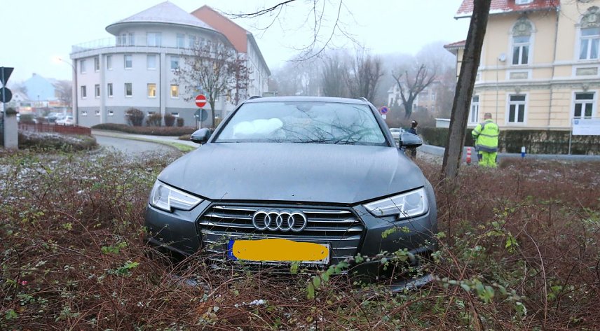 Bild: Nach einer rasanten Fahrt &uuml;ber einen B&uuml;rgersteig, flog der Fahrer mit seinem Audi direkt in einen Kreisel in der Innenstadt von Sondershausen