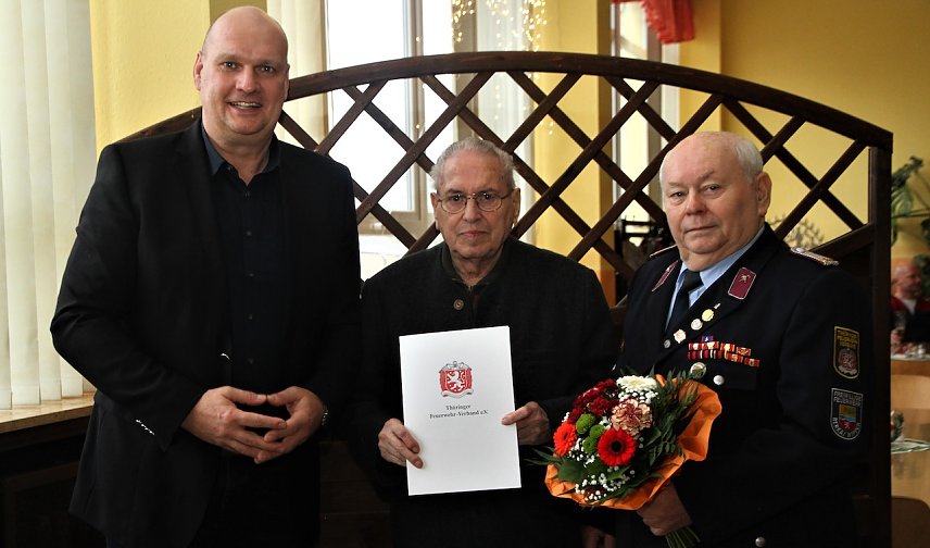 Bild: B&uuml;rgermeister Steffen Grimm, der Ausgezeichnete Max Trapp und der Vorsitzende der Alterskameradschaft Rudi Thums (v.l.n.r.)