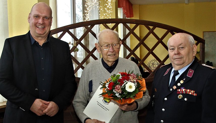 Bild: B&uuml;rgermeister Grimm, Kamerad Gerhard Tittel und Rudi Thums