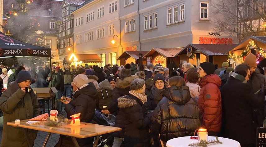 Bild: Auch am Sonntagnachmittag noch dichtes Gedr&auml;nge auf dem Weihnachtsmarkt