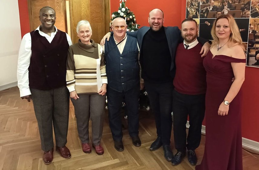 Bild: v.l. Marvin Scott, Frau Leipold, Herr Leipold, David Stanley Johnson, David Rossteutscher, Rosalina Genchev