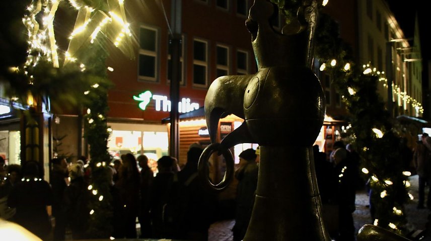 Bild: Am Montagvorabend sammelte man sich um den Aar-Brunnen auf dem Rathausplatz