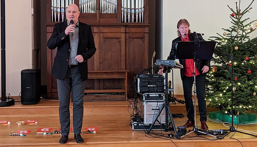 Bild: v.l. B&uuml;rgermeister Steffen Grimm begr&uuml;&szlig;te 100 G&auml;ste zur Seniorenweihnachtsfeier im Carl-Schr&ouml;der-Saal in Sondershausen. Alleinunterhalter Ingo Naumann sorgte f&uuml;r die k&uuml;nstlerische Stimmung