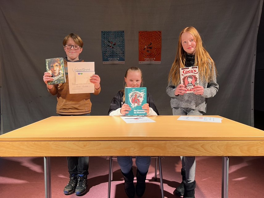 Bild: Die stolzen Sieger mit ihren B&uuml;chern - Anton Cieslak, Christiane Hesse und Paulina K&uuml;chler